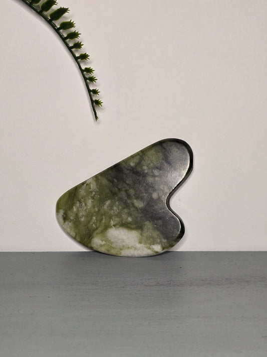 Gua Sha en Pierre de Jade - Effet Relaxant pour le Visage et le Cou